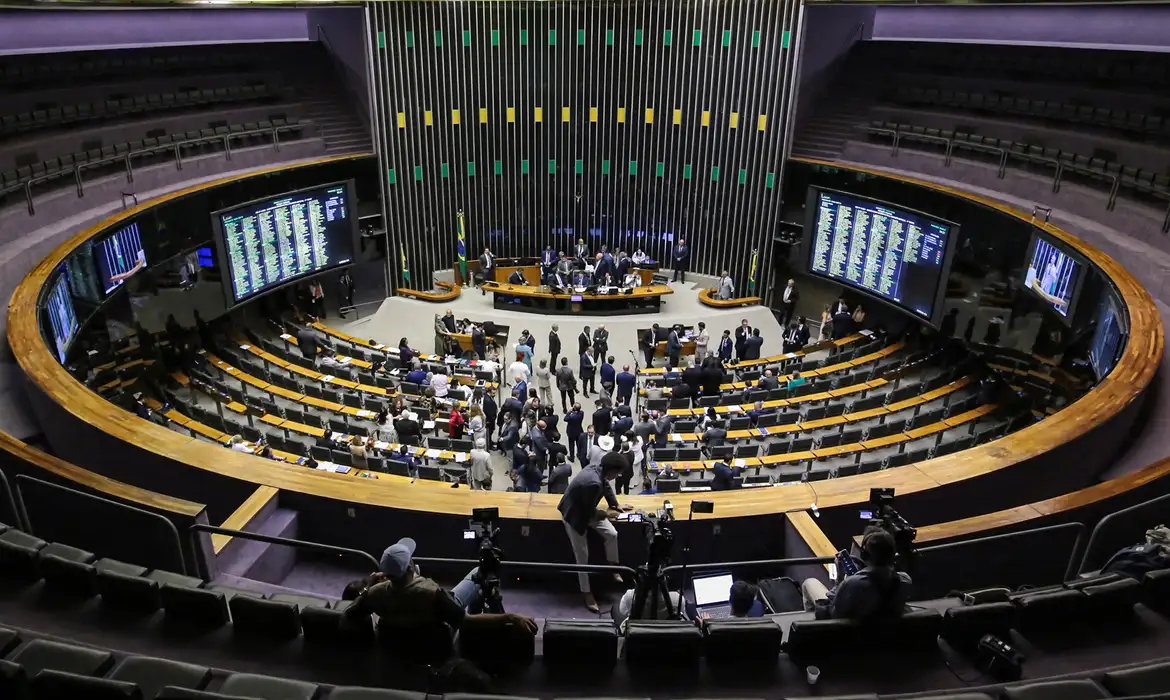Comissão especial para análise da PEC do fim da escala 61 é instalada na Câmara dos Deputados
