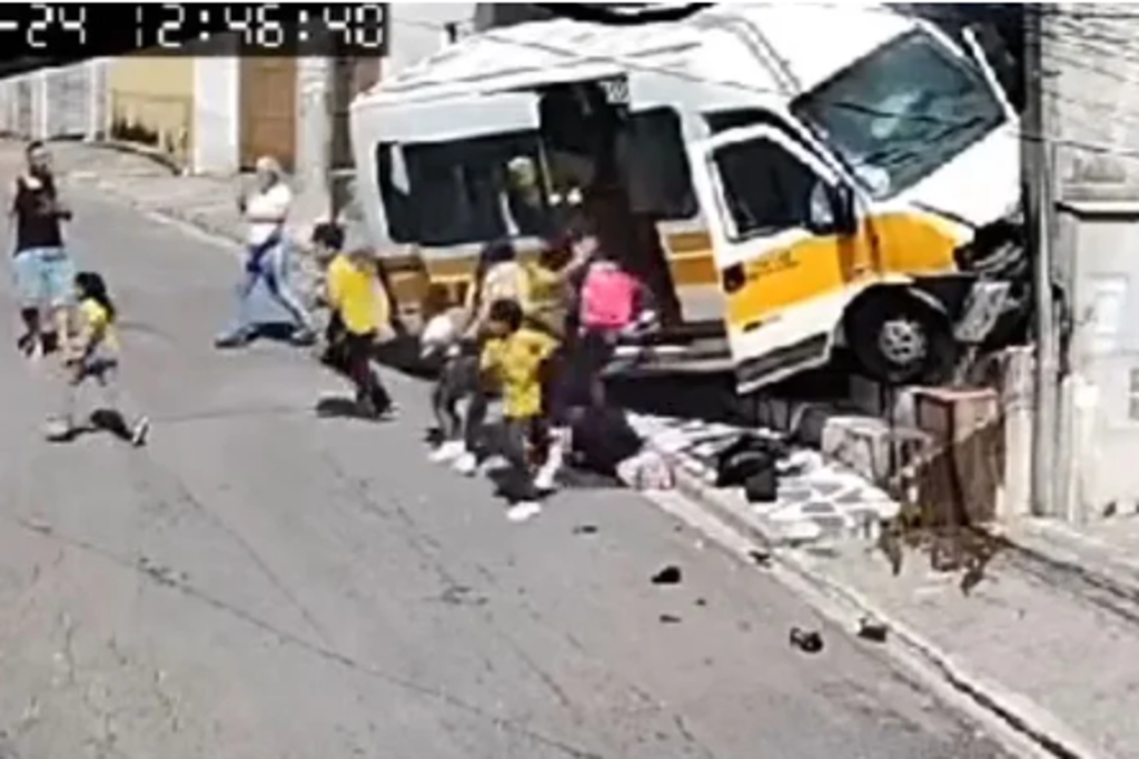 van-escolar-com-criancas-bate-em-casa-na-capital-paulista