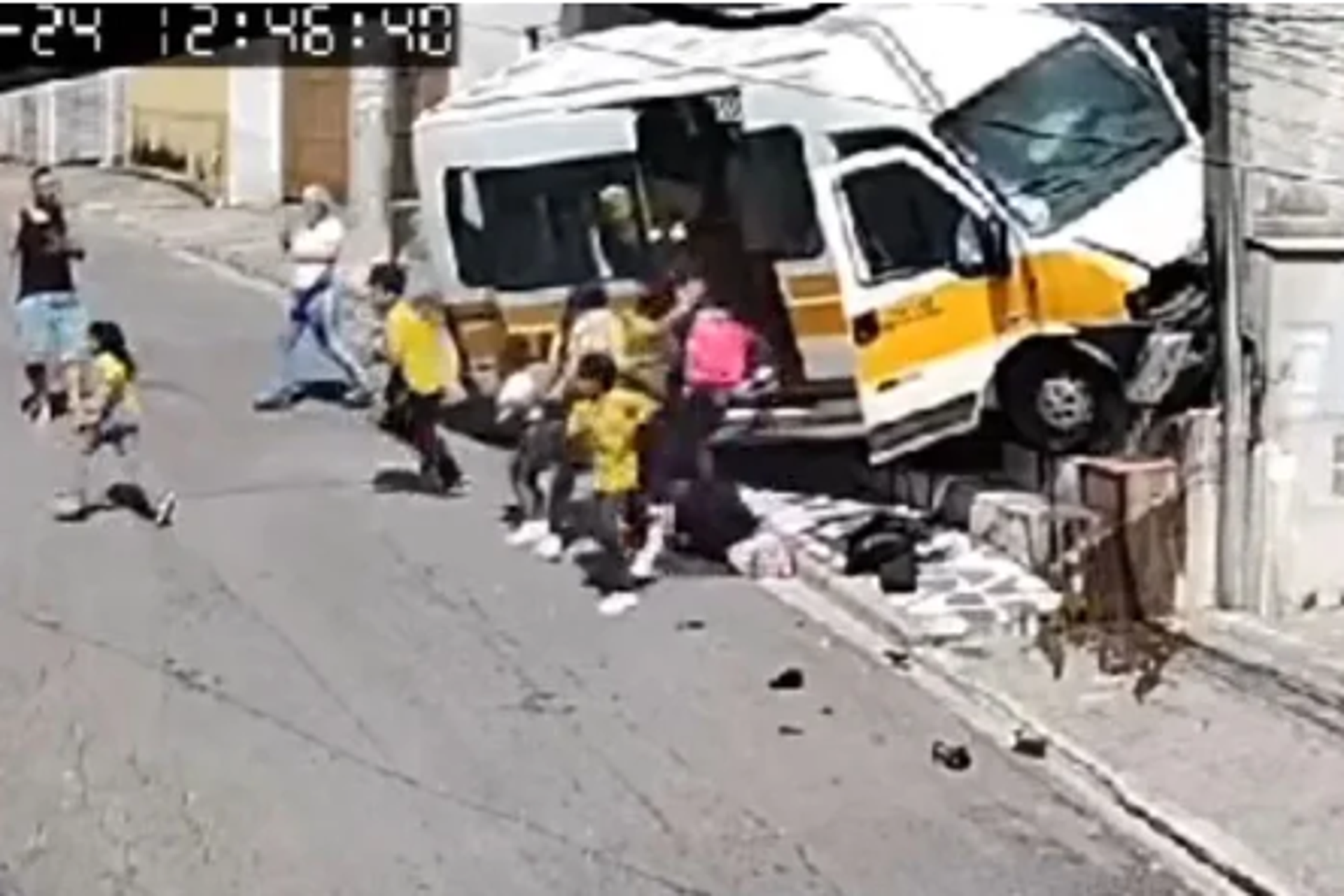 Van escolar com crianças bate em casa na capital paulista