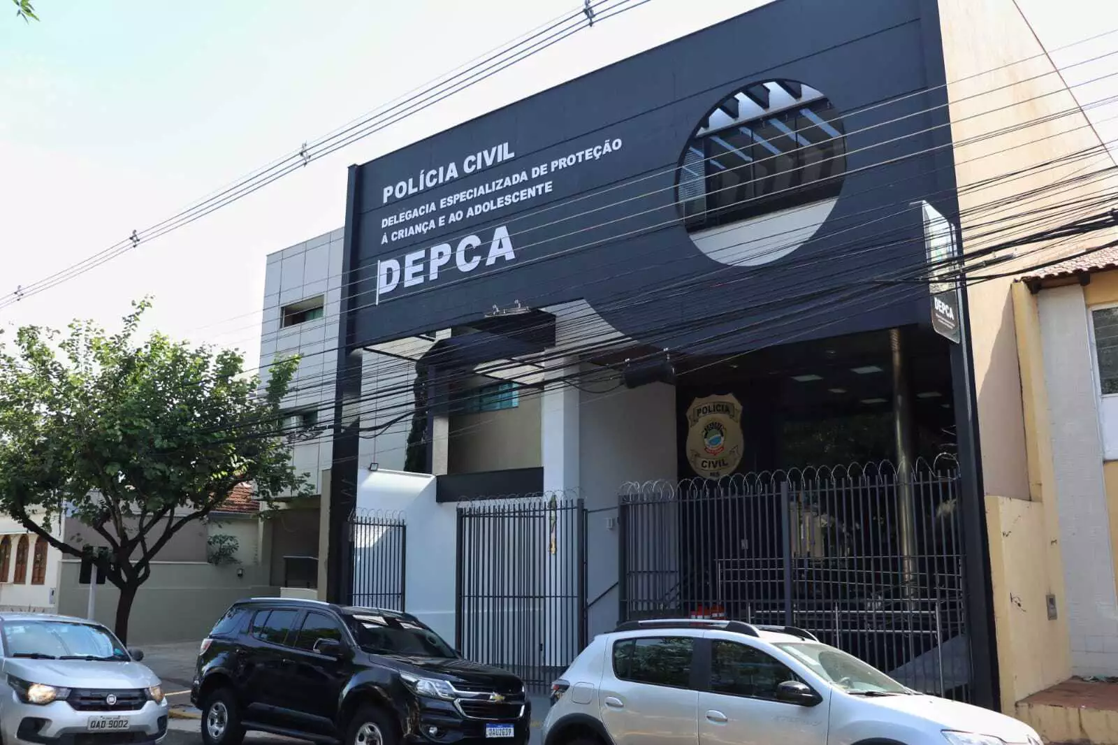 Servidora pública é presa por entregar a própria filha de 14 anos em troca de drogas.