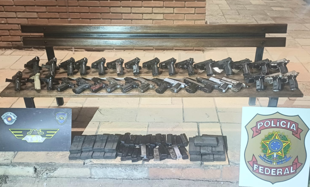 MAIS DE 30 ARMAS SÃO ENCONTRADAS EM FUNDO FALSO DE CARRO EM RODOVIA DO INTERIOR DE SP mais-de-30-armas-sao-encontradas-em-fundo-falso-de-carro-em-rodovia-do-interior-de-sp
