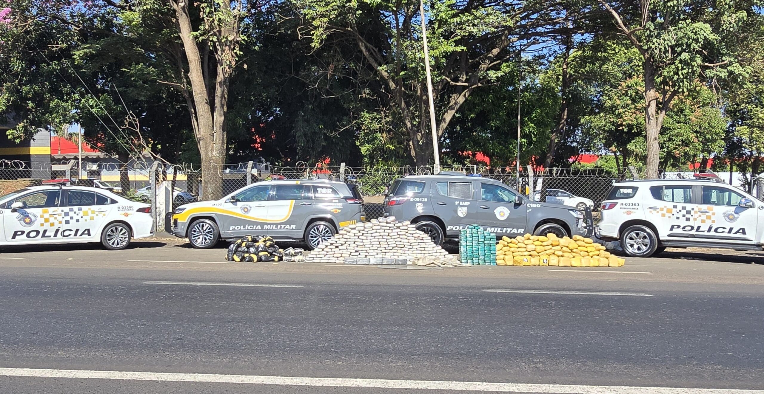 POLÍCIA RODOVIÁRIA APREENDE MEIA TONELADA DE DROGAS ESCONDIDA EM CAMINHÃO FRIGORÍFICO