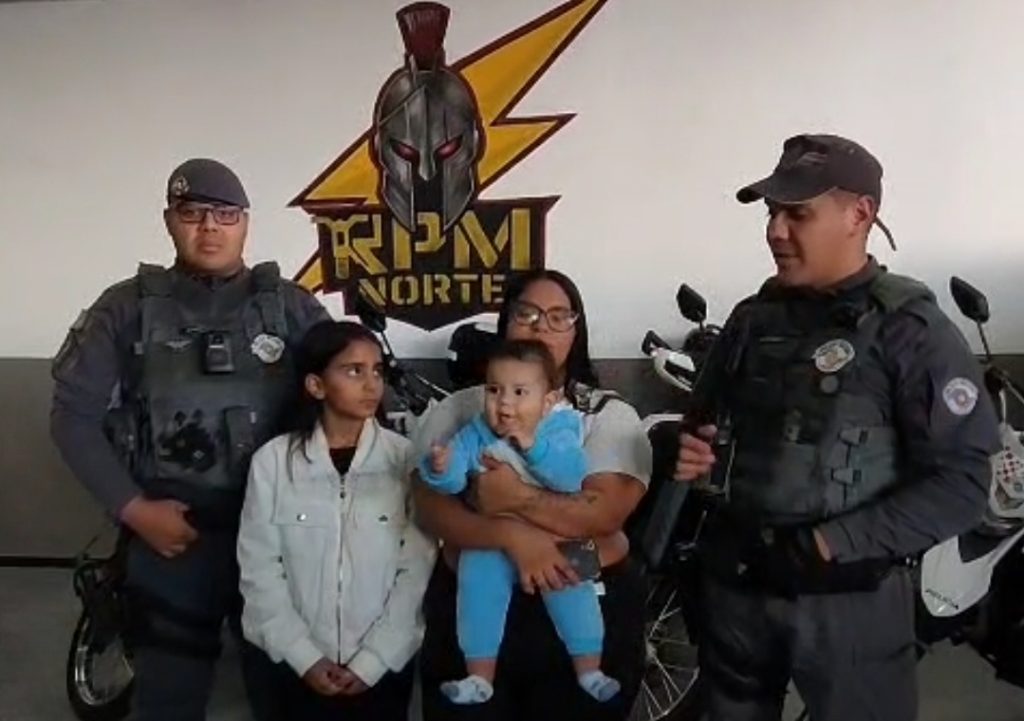POLICIAIS DA RPM-II FAZEM A MANOBRA DE HEIMLICH E SALVA BEBE policiais-da-rpm-ii-fazem-a-manobra-de-heimlich-e-salva-bebe