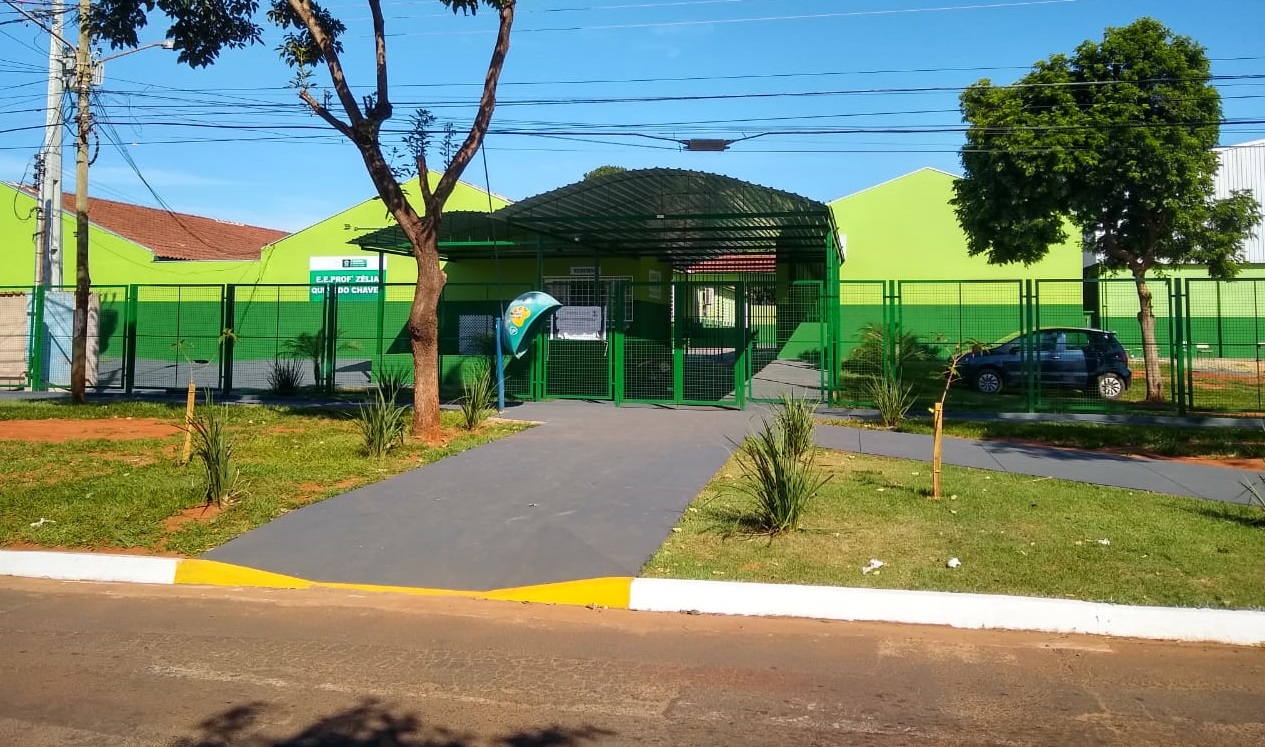 Estudante é levada à delegacia após briga em escola e professor fica ferido ao tentar separar confusão