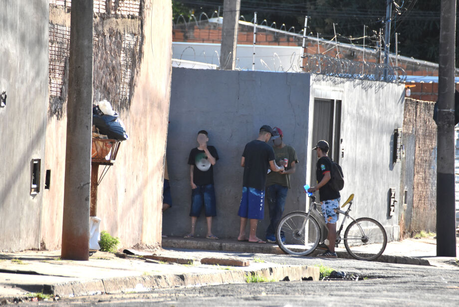 “Cracolândia” em Campo Grande: tráfico e uso de drogas a céu aberto assustam moradores às margens da Ernesto Geisel
